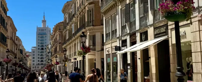 Улица в Испании с людьми и городской жизнью в солнечный день