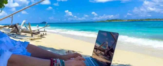 digital nomad работа за ноутбуком в Испании у моря удалённая работа и жизнь