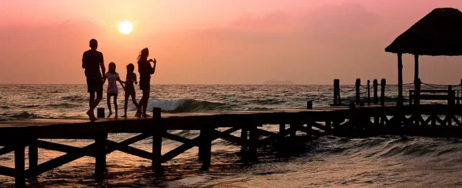 Семья с ребёнком у моря в Испании