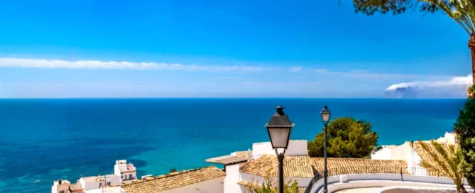 Вид на побережье Испании с белыми домами и морем в солнечный день
